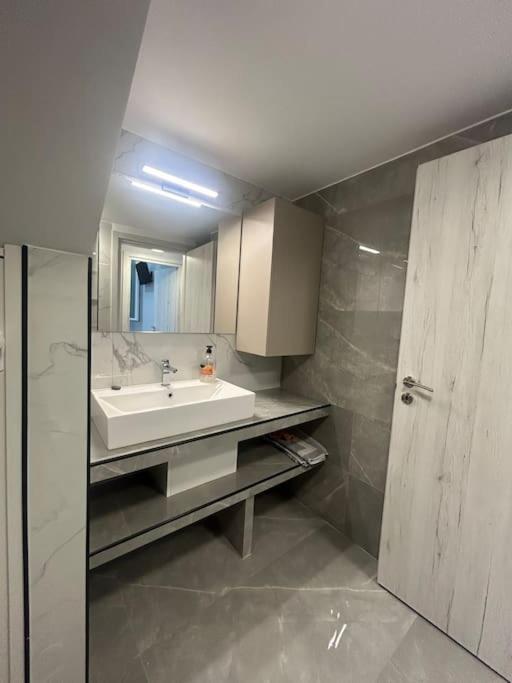 Luxury Apt 5Min To Metro Nikaia Piraeus Exterior photo